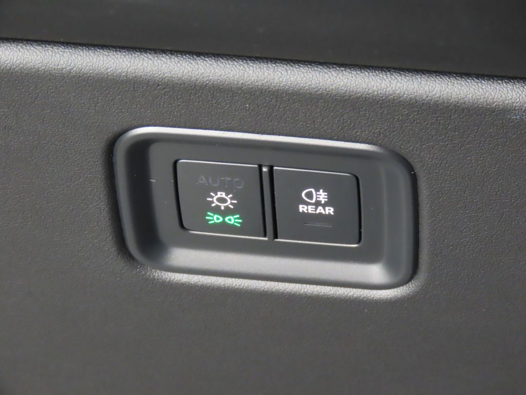 Thumbnail: 2025 Porsche Macan - 25