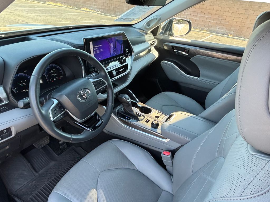 Thumbnail: 2024 Toyota Highlander - 9