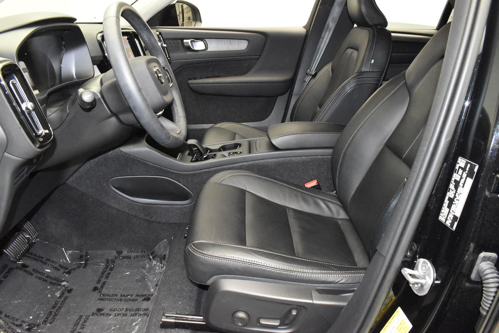 2023 Volvo XC40 B5 Core 14