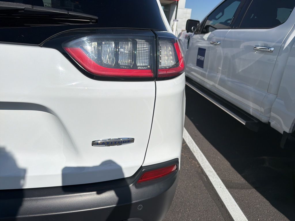 Thumbnail: 2019 Jeep Cherokee - 8