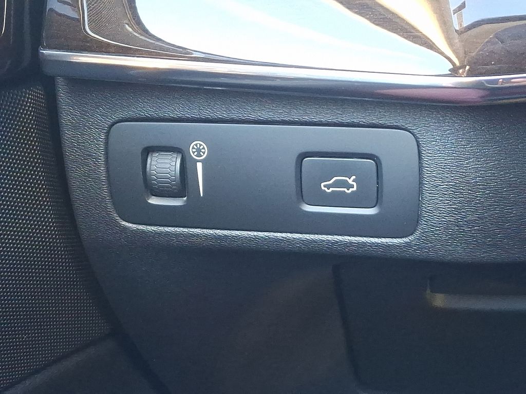 Thumbnail: 2016 Volvo XC90 - 24