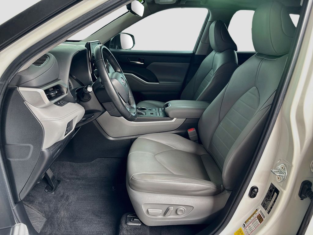 Thumbnail: 2022 Toyota Highlander - 19