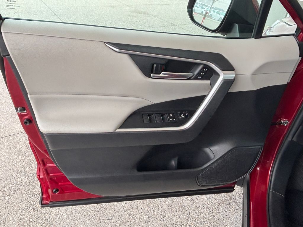 Thumbnail: 2021 Toyota RAV4 - 26