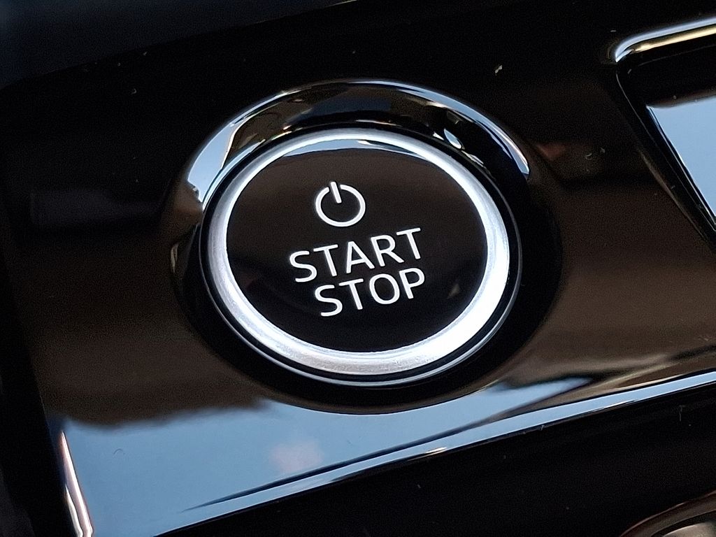 Thumbnail: 2025 Audi Q6 e-tron - 23