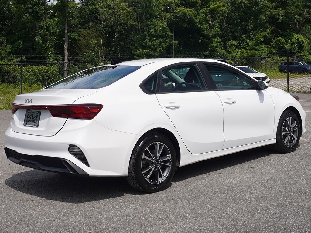 Used 2024 White Kia LXS image 8