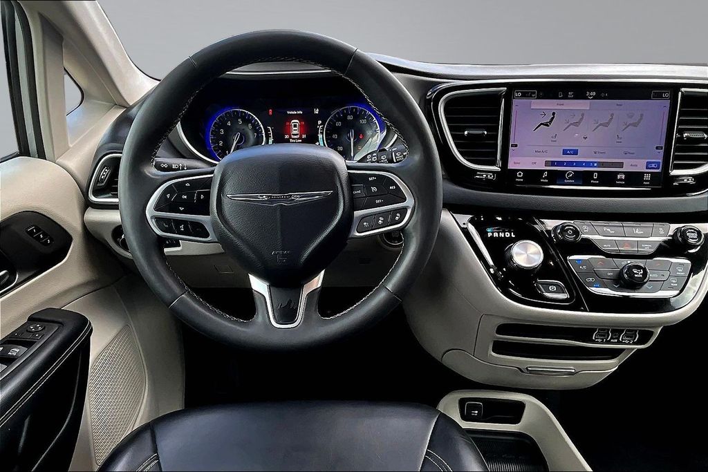 2023 Chrysler Pacifica Touring L - 8
