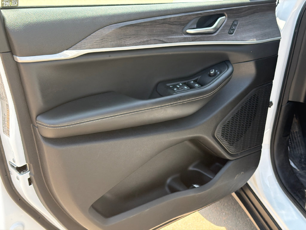 Used 2024 White Jeep Limited image 10