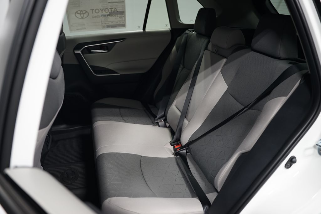 2025 Toyota RAV4 XLE 29