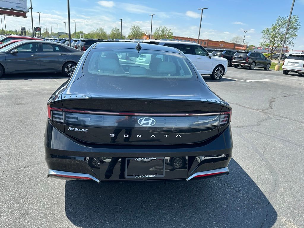 Used 2024 BLACK Hyundai SEL image 7
