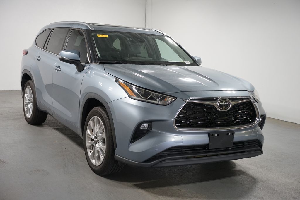 Thumbnail: 2023 Toyota Highlander - 3