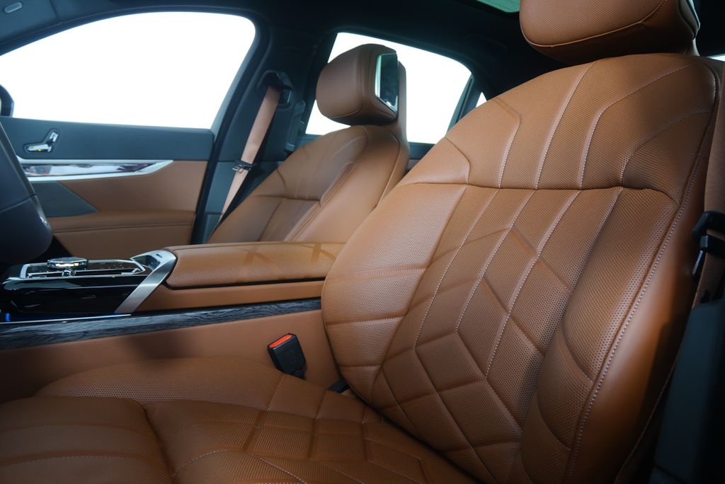Thumbnail: 2026 BMW 7 Series - 10