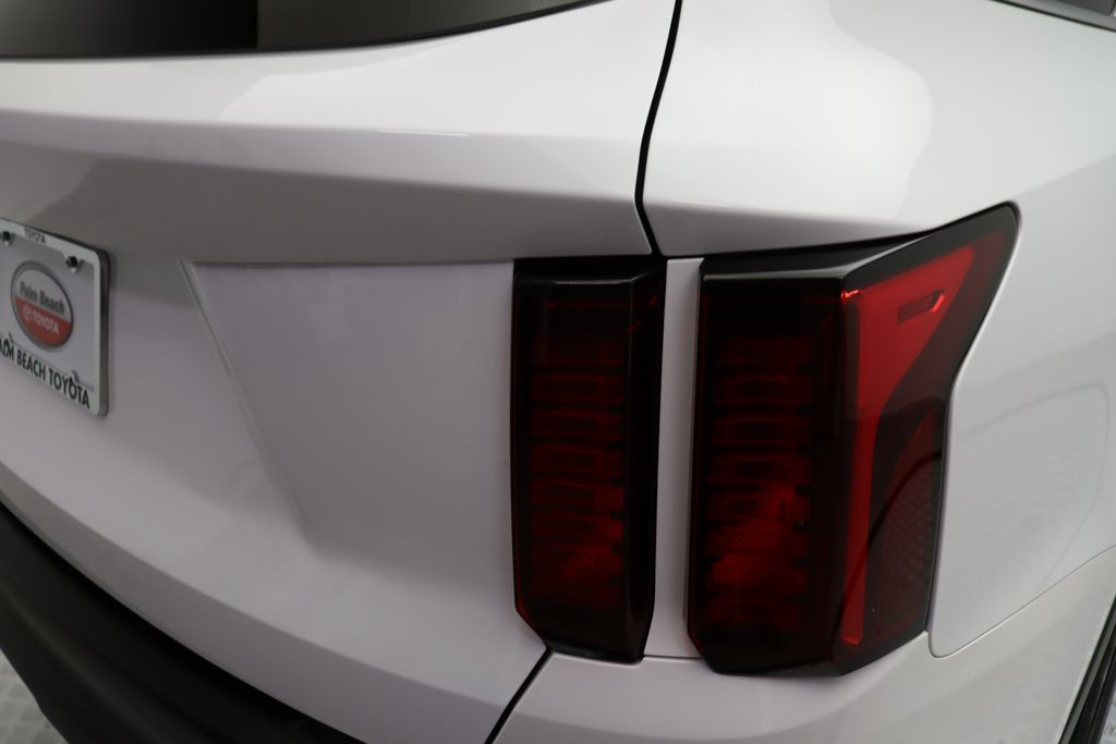 Thumbnail: 2023 Kia Sorento - 9
