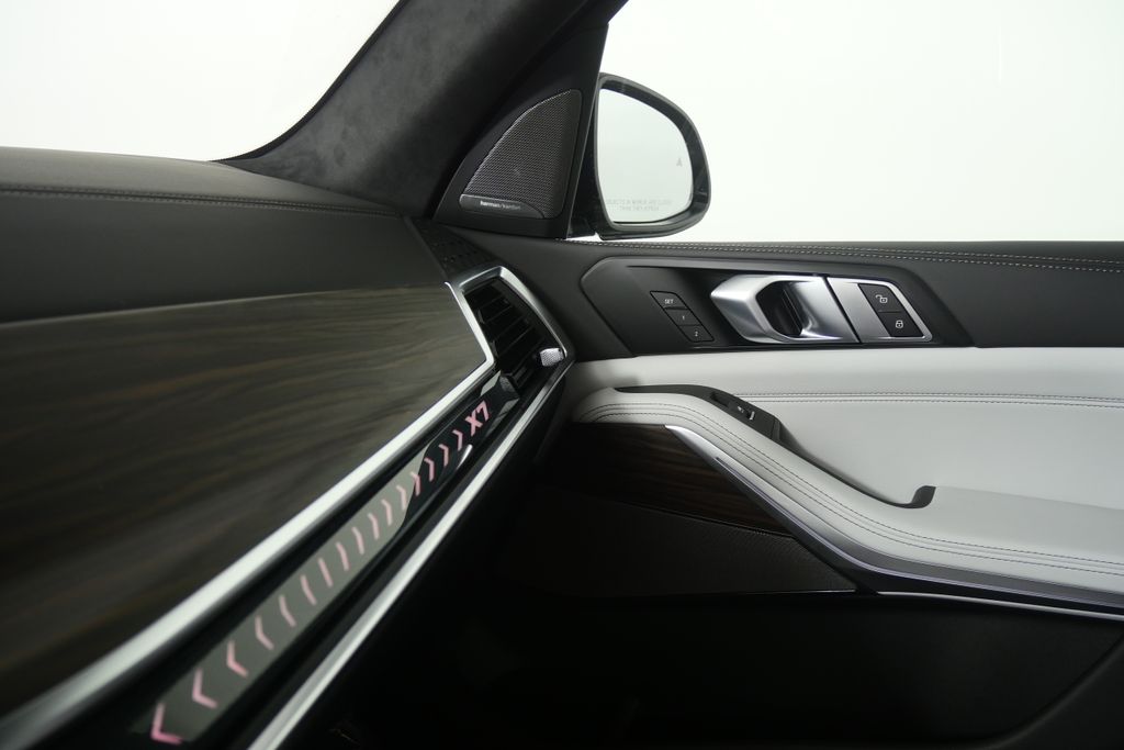 Thumbnail: 2026 BMW X7 - 23