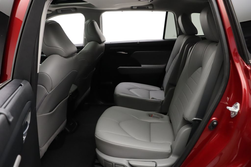 2021 Toyota Highlander XLE 19
