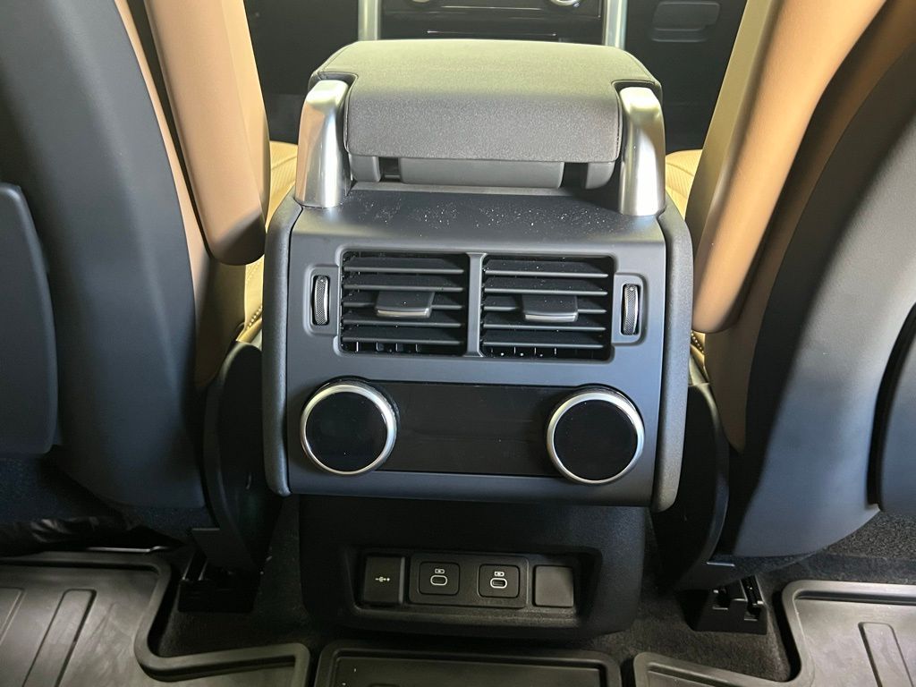 Thumbnail: 2025 Land Rover Discovery - 9