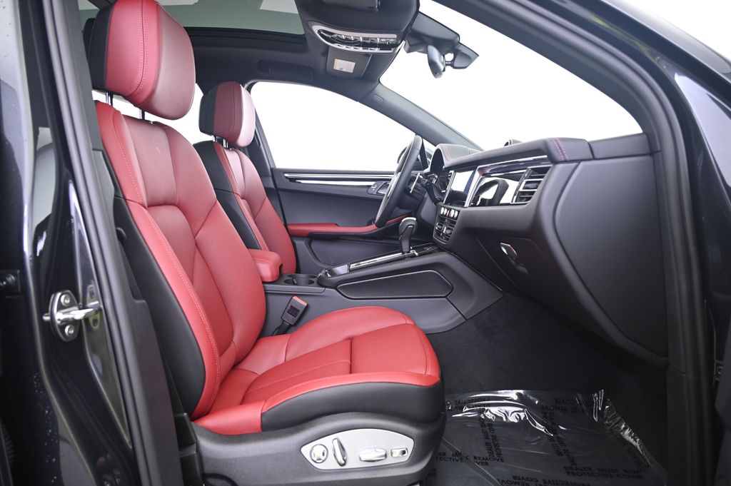 Thumbnail: 2025 Porsche Macan - 23