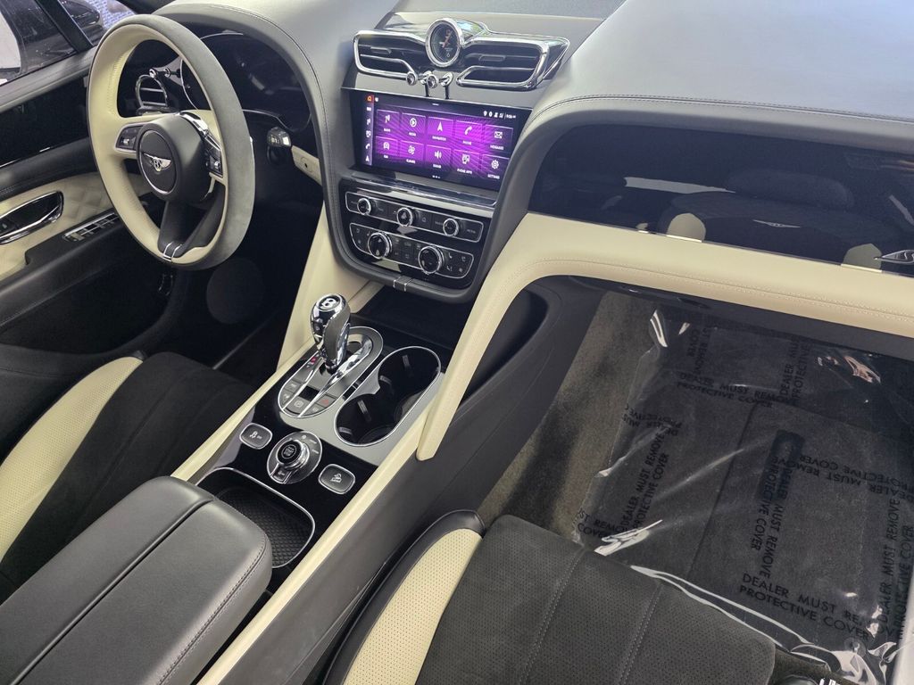 Used 2022 White Bentley  image 32