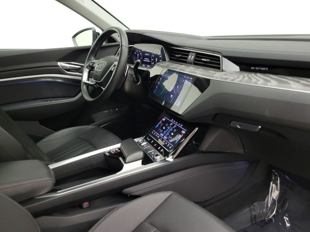 Thumbnail: 2023 Audi e-tron - 10