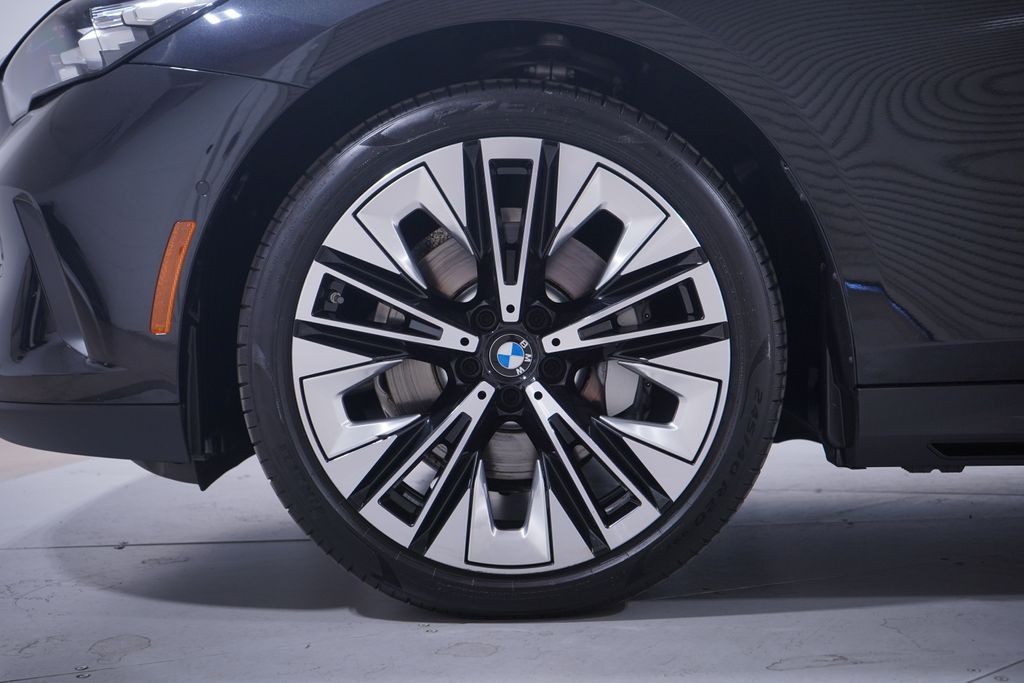 Thumbnail: 2025 BMW 5 Series - 2