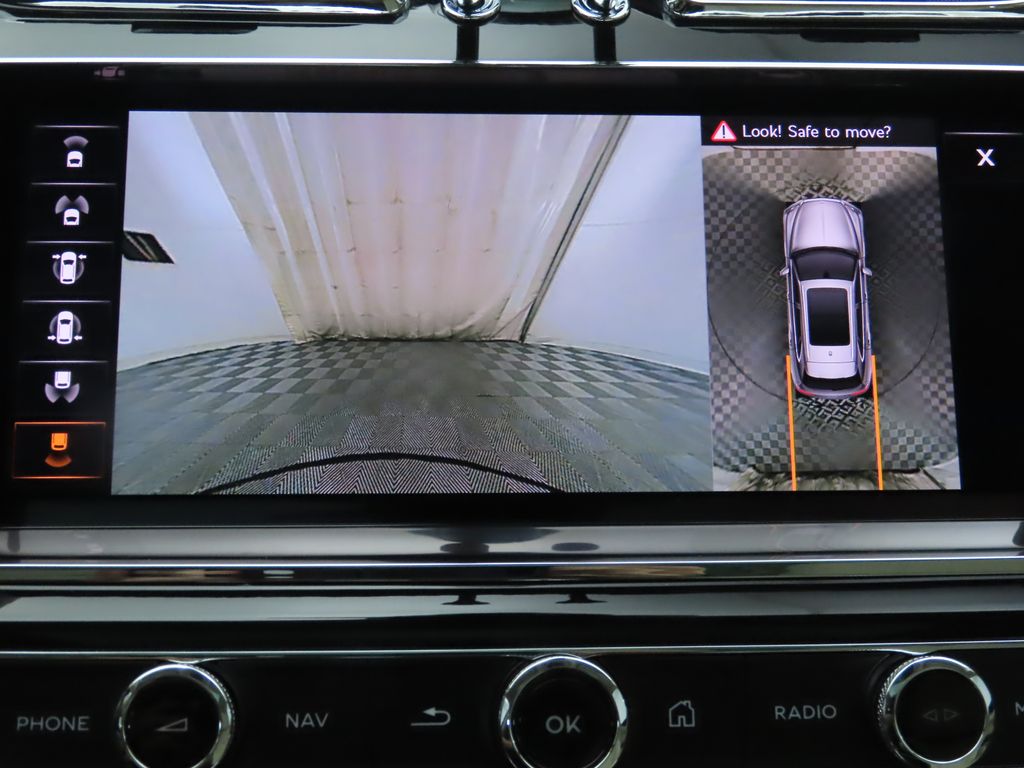 Thumbnail: 2022 Bentley Bentayga - 16