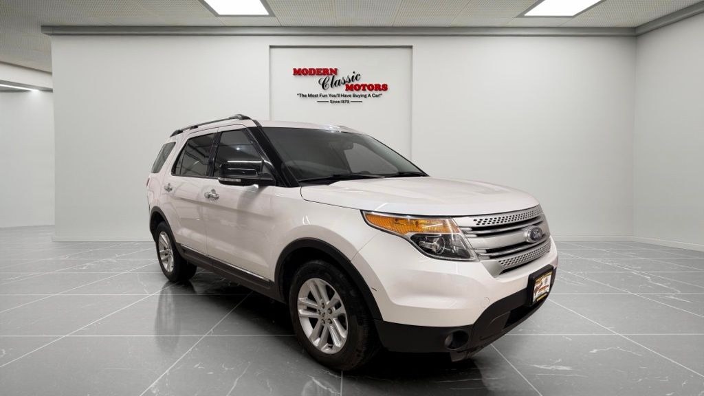 White Platinum Clearcoat Metallic 2014 Ford Explorer XLT 4WD SUV / Crossover All-Wheel Drive 6-Speed Automatic