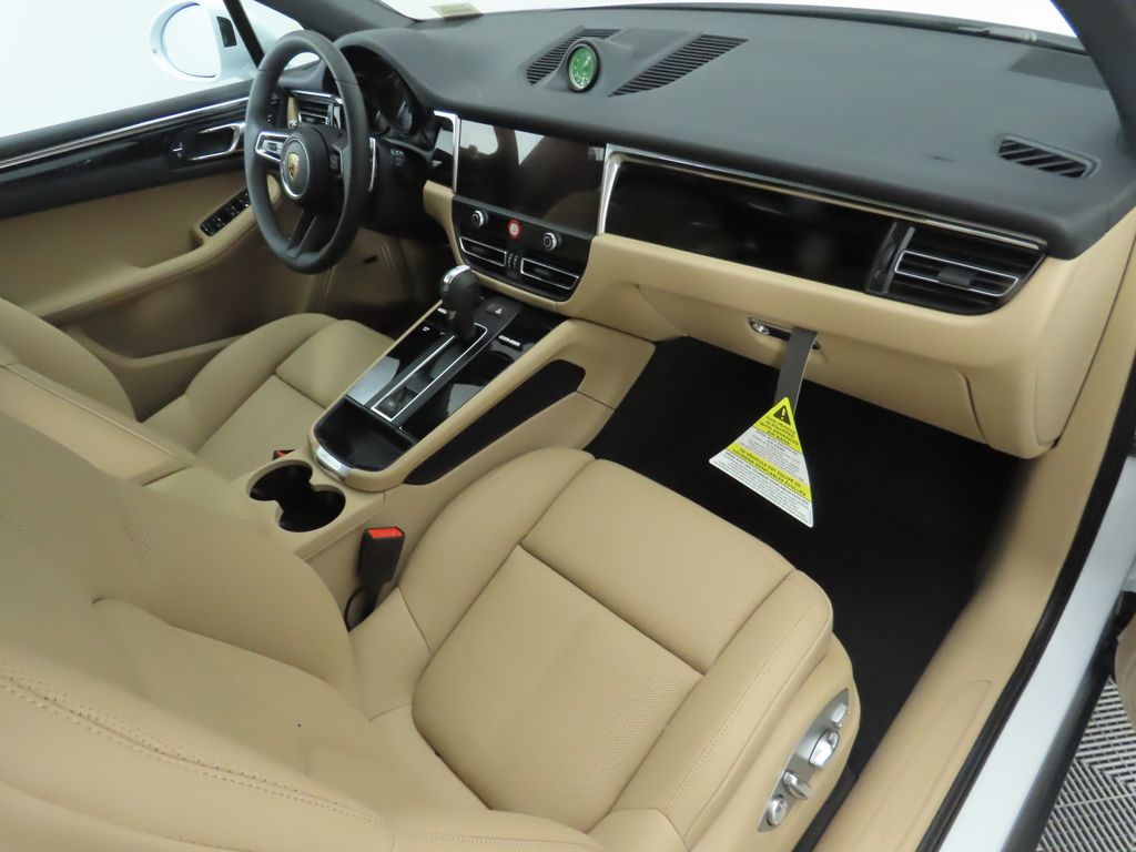 Thumbnail: 2025 Porsche Macan - 21