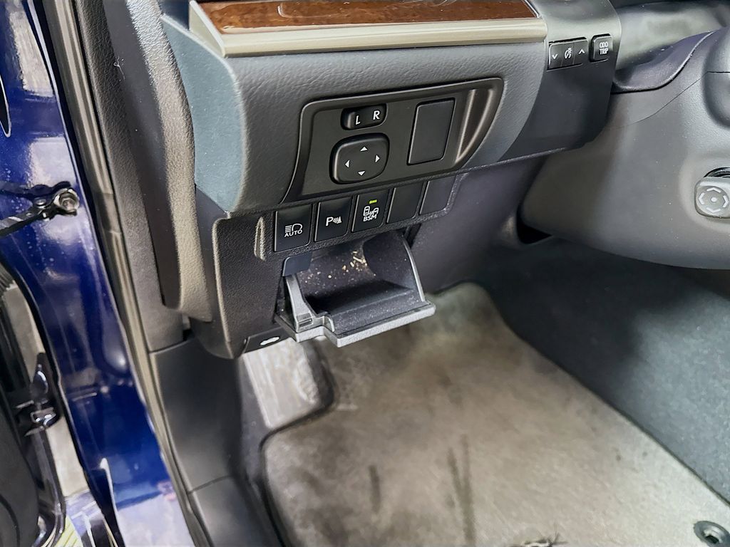 Thumbnail: 2017 Lexus ES - 10