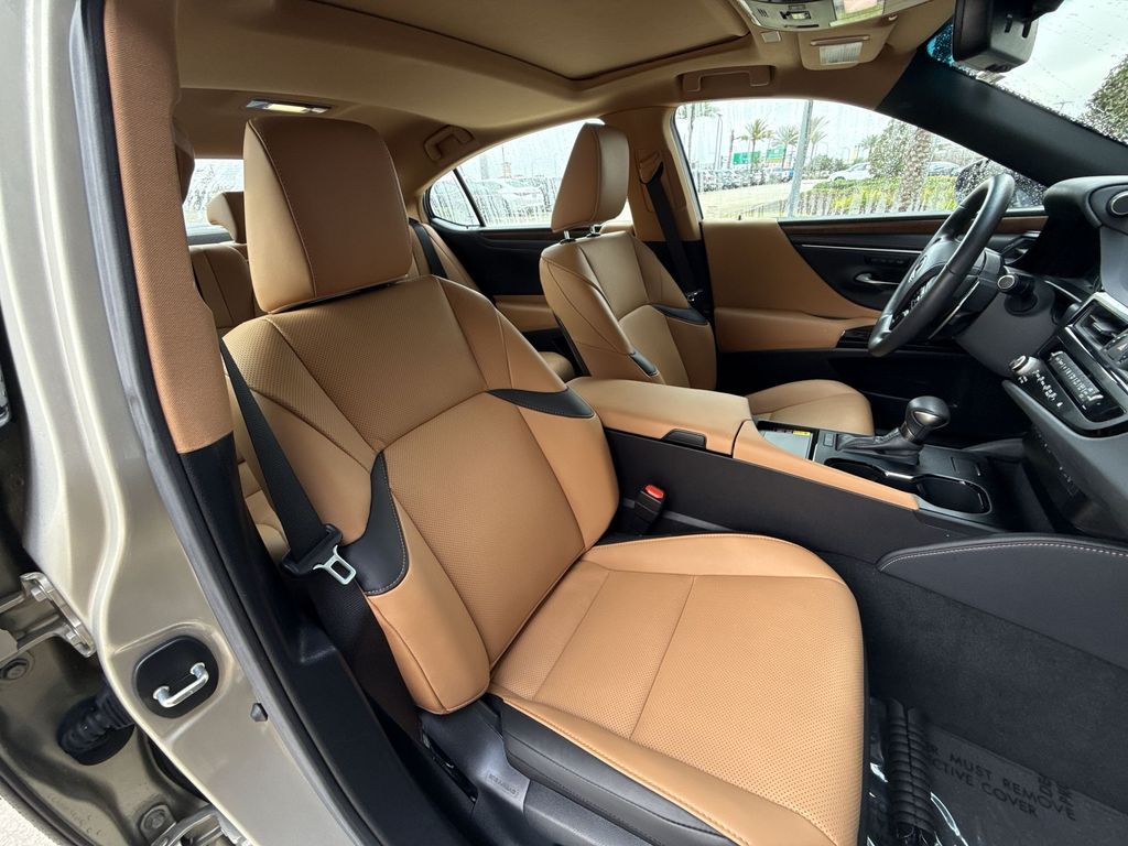 Thumbnail: 2025 Lexus ES - 16