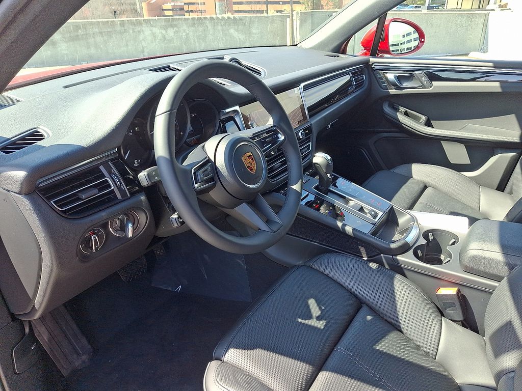 Thumbnail: 2026 Porsche Macan - 4