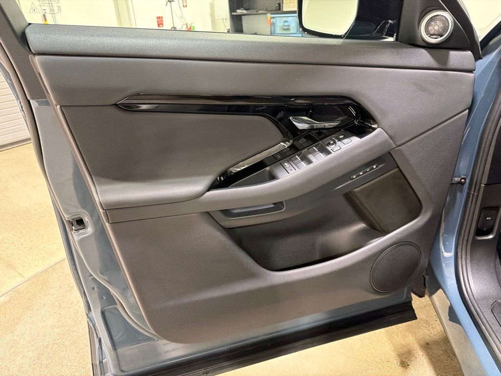 Certified Used 2026  Land Rover S image 9