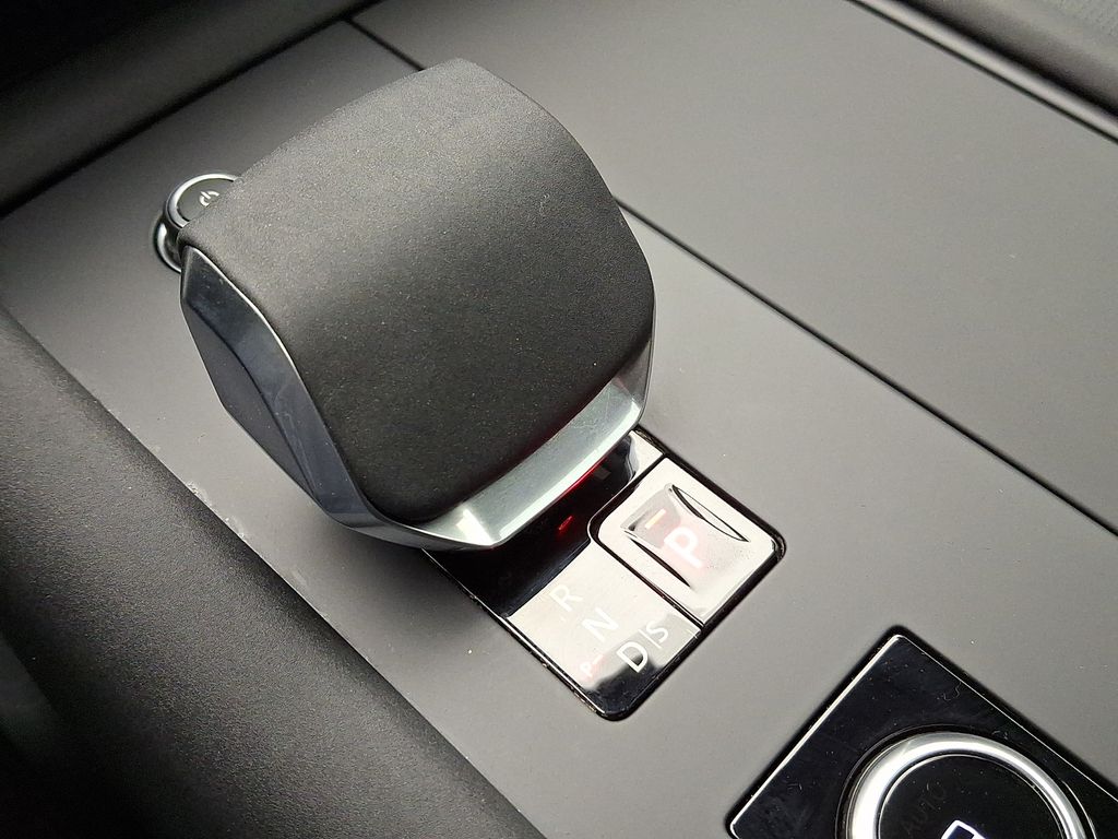 Thumbnail: 2025 Land Rover Discovery - 15