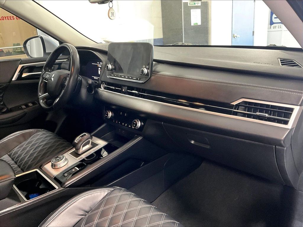 2022 Mitsubishi Outlander — photo 14