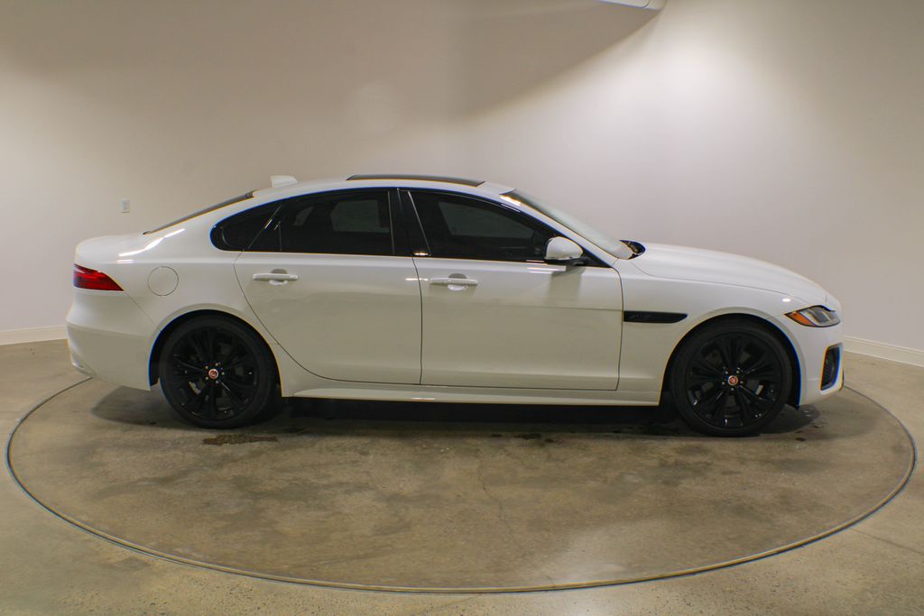 Certified Used 2022  Jaguar R-Dynamic SE image 7