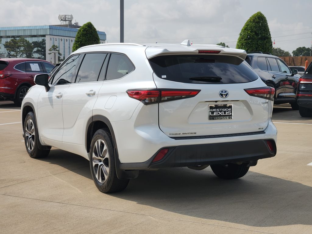 2022 Toyota Highlander Hybrid XLE Beige at Toyota of Victoria