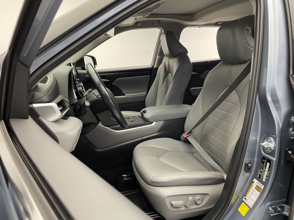 Thumbnail: 2021 Toyota Highlander - 13