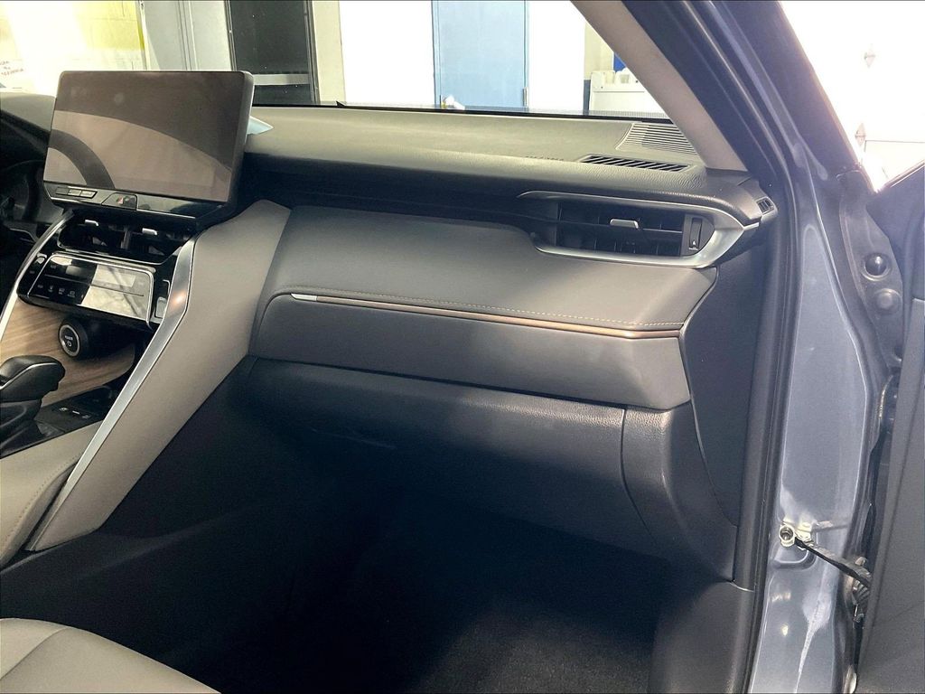 2023 Toyota Venza — photo 13