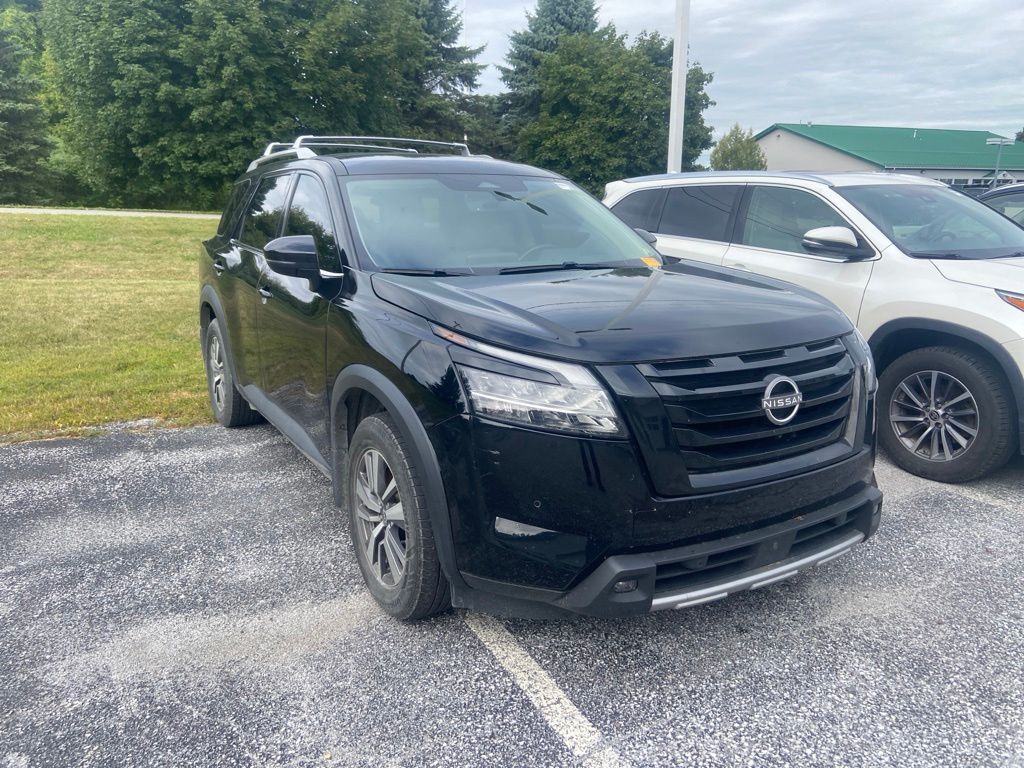  2023 Nissan Pathfinder SL 4WD   