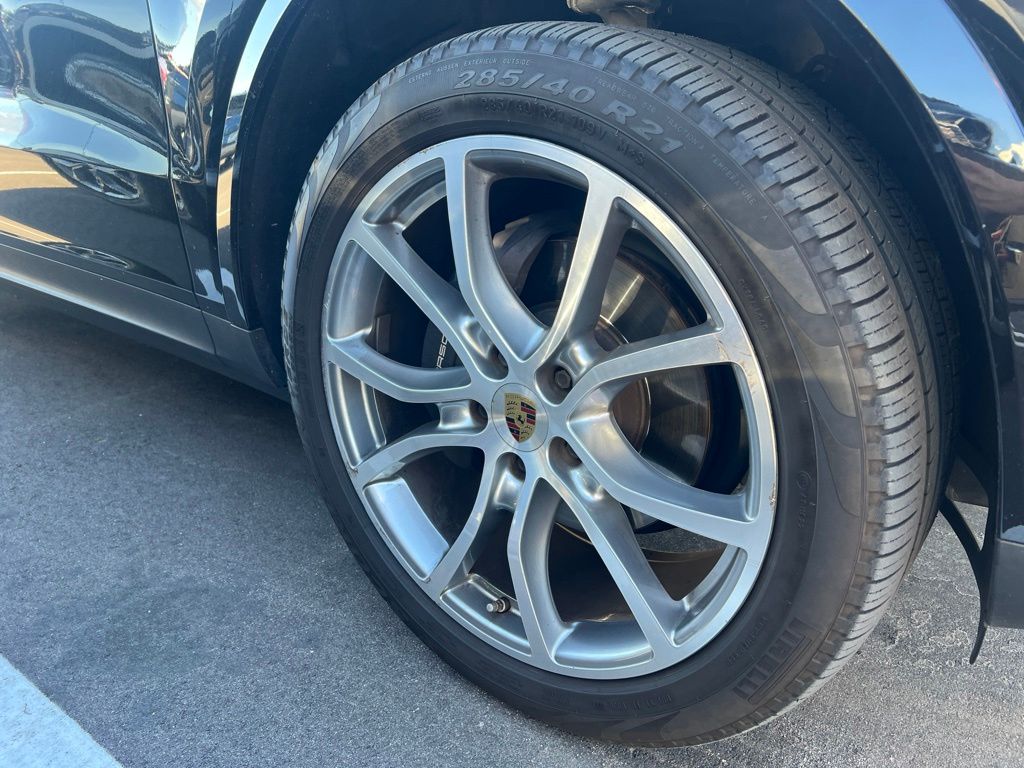 Used 2019  Porsche Base image 5