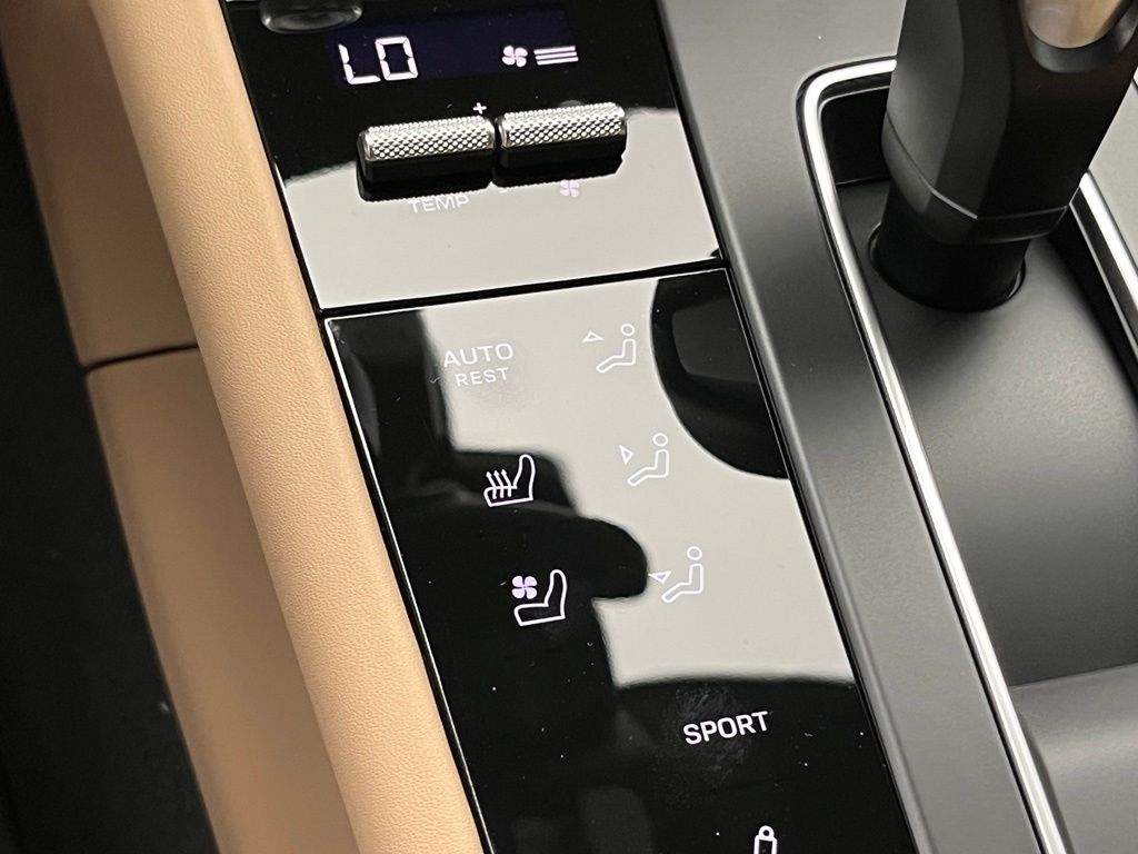 Thumbnail: 2026 Porsche Macan - 20