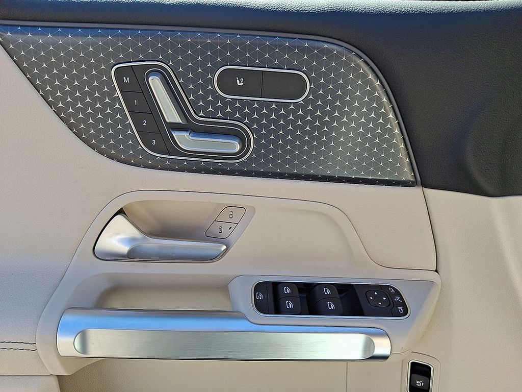 Thumbnail: 2025 Mercedes-Benz GLB - 8