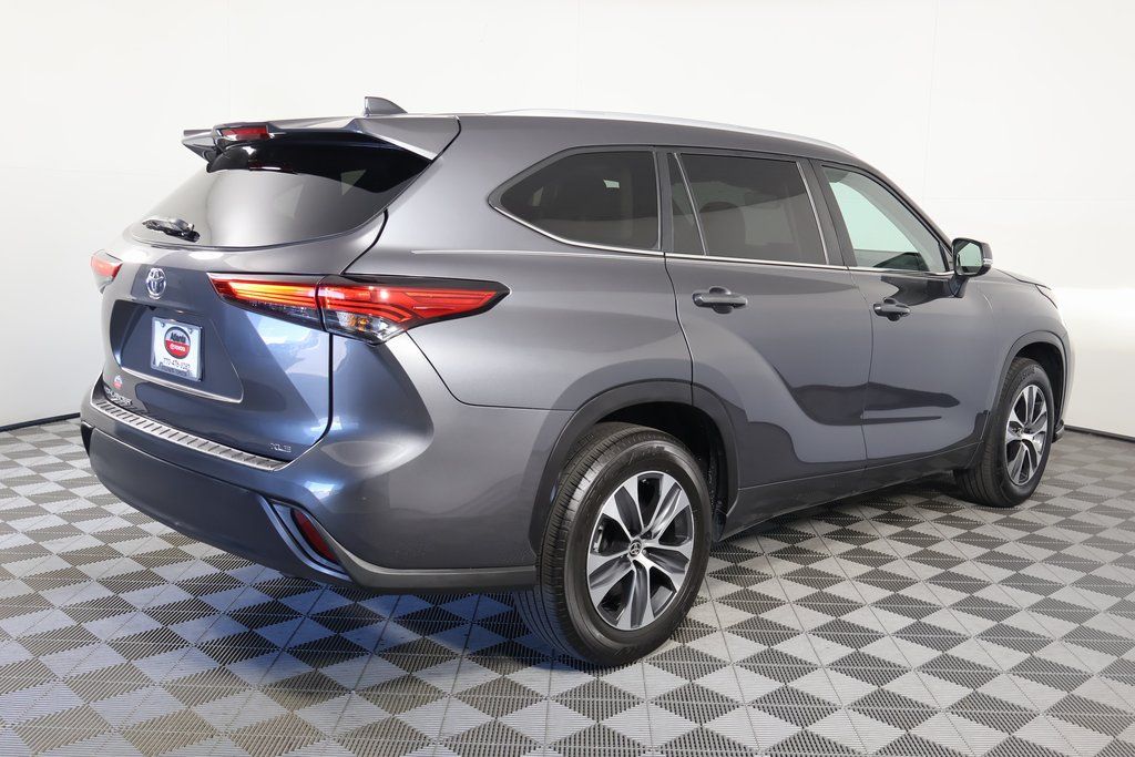 Thumbnail: 2023 Toyota Highlander - 4