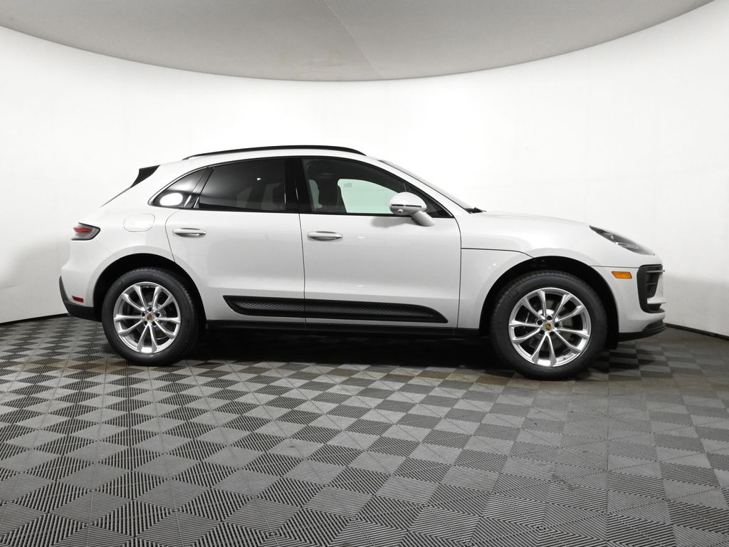 Thumbnail: 2025 Porsche Macan - 8