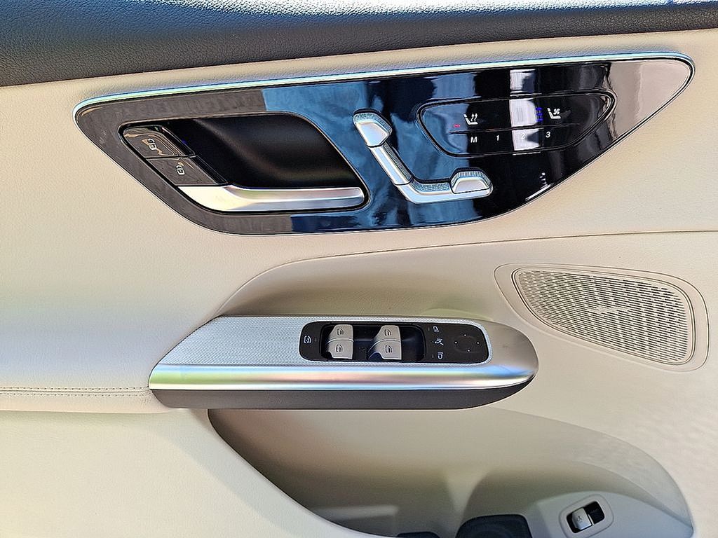 Thumbnail: 2025 Mercedes-Benz GLC - 9