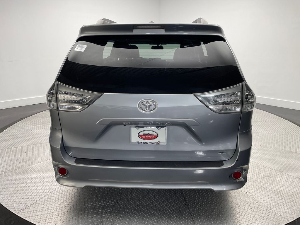 Thumbnail: 2017 Toyota Sienna - 6