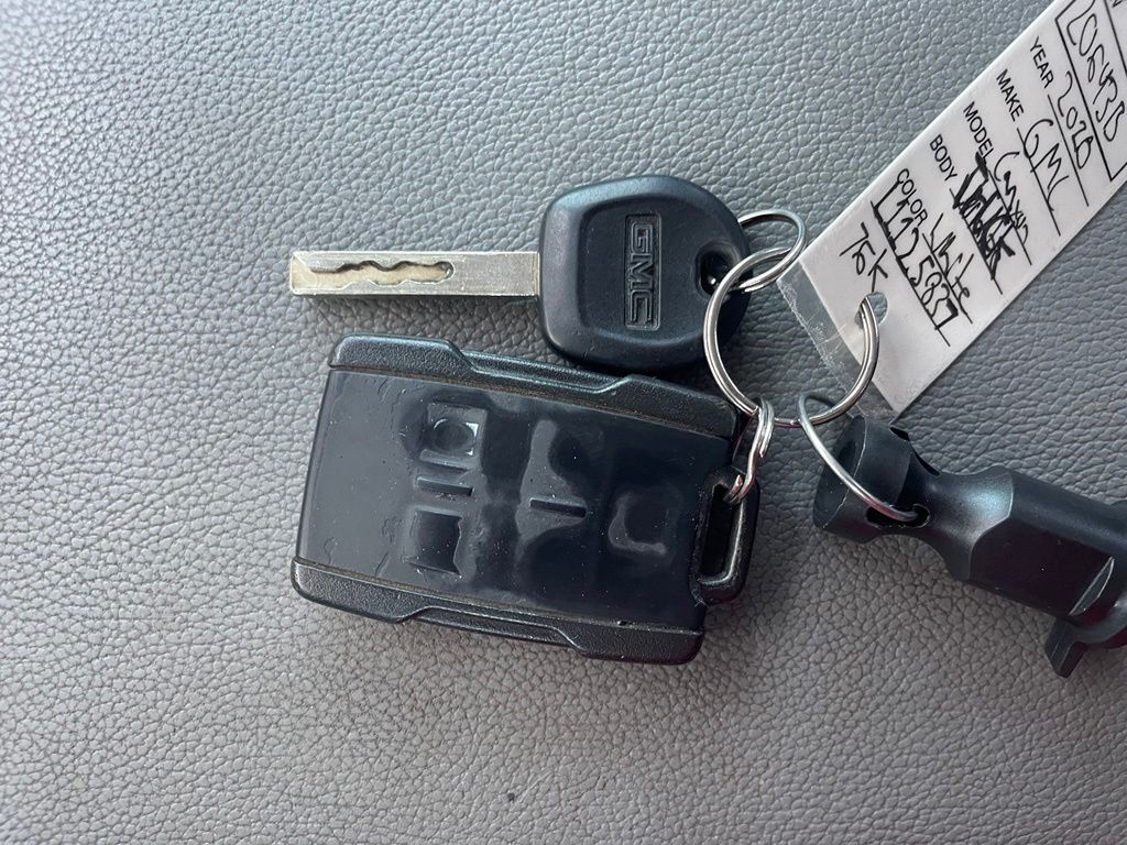Used 2020 White GMC Base image 18