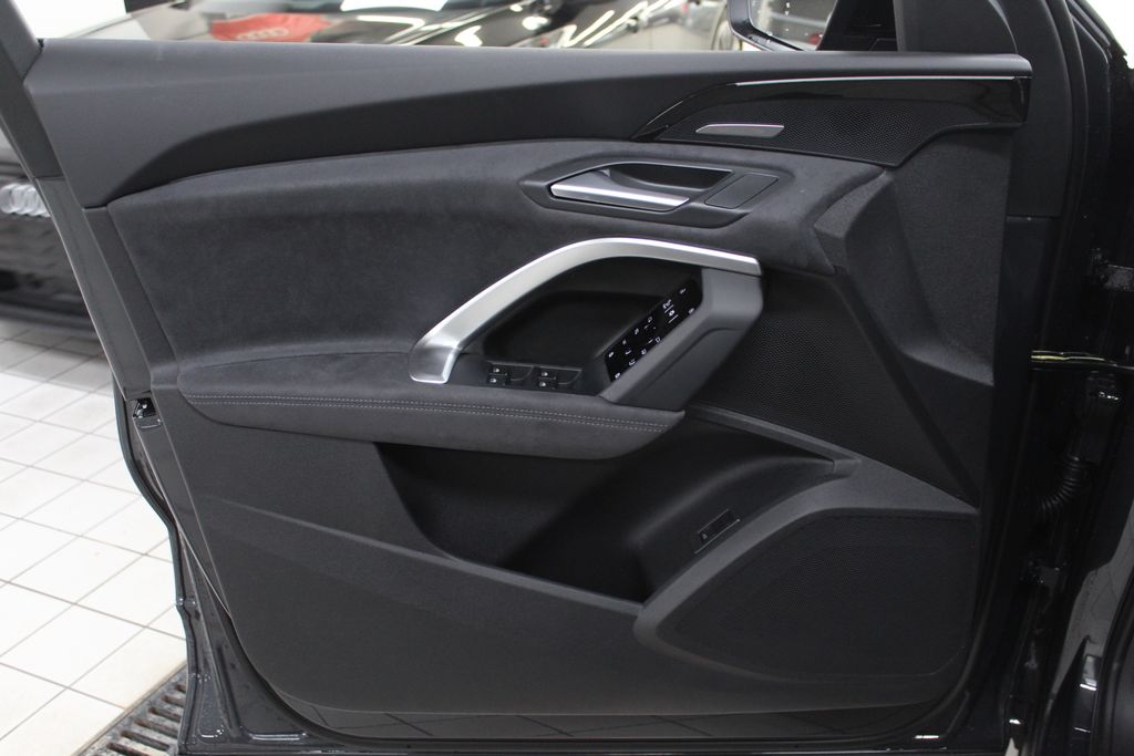 Thumbnail: 2025 Audi SQ5 - 16