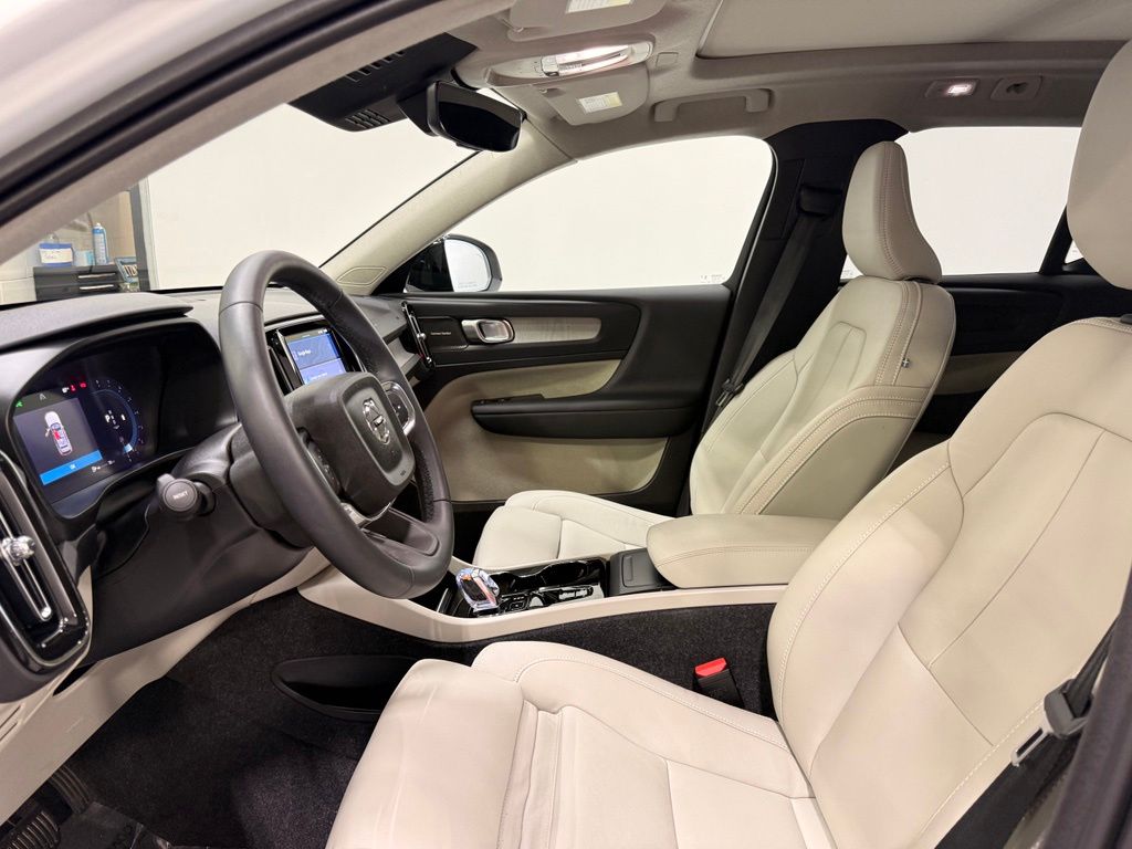 Thumbnail: 2025 Volvo XC40 - 9