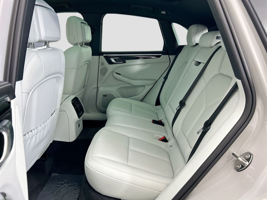 Thumbnail: 2026 Porsche Macan - 19