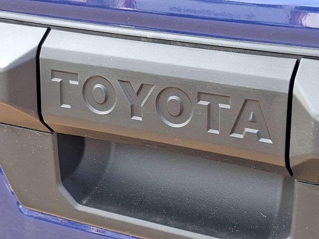 2025 Toyota Tacoma SR5 17