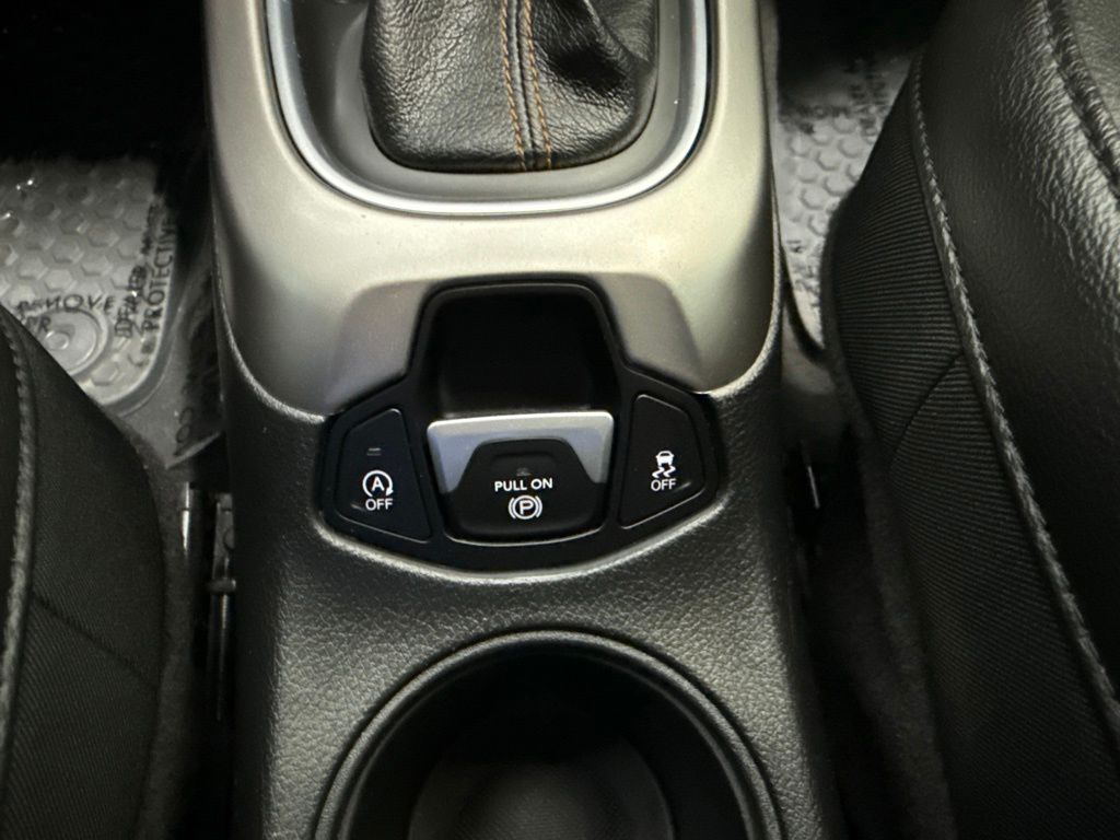 Used 2018 Gray Jeep Latitude image 15